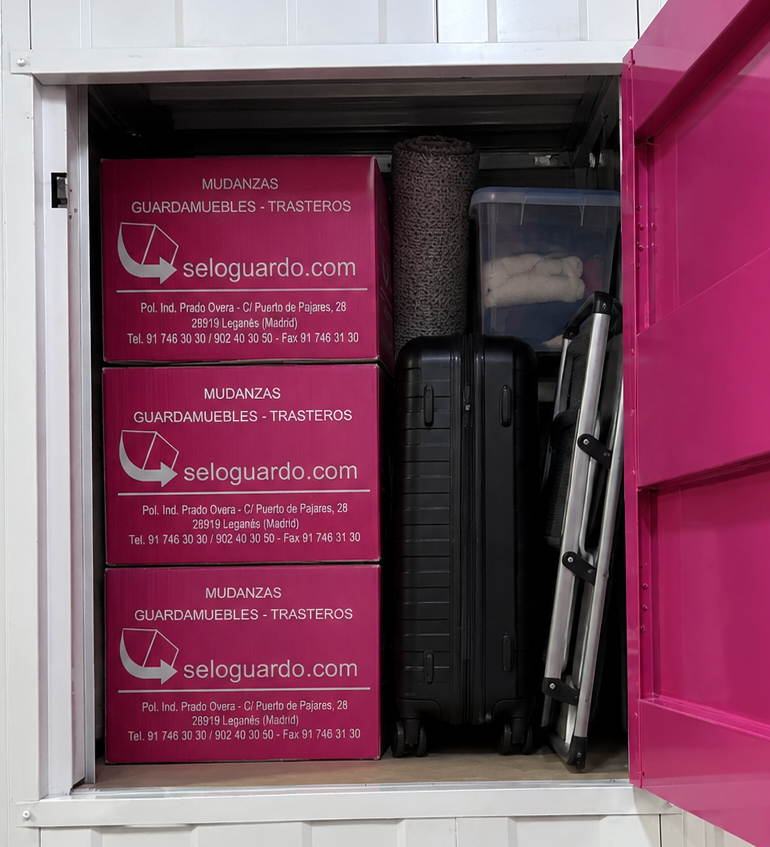 Trastero compacto XS Madrid Centro con cajas magenta y maletas